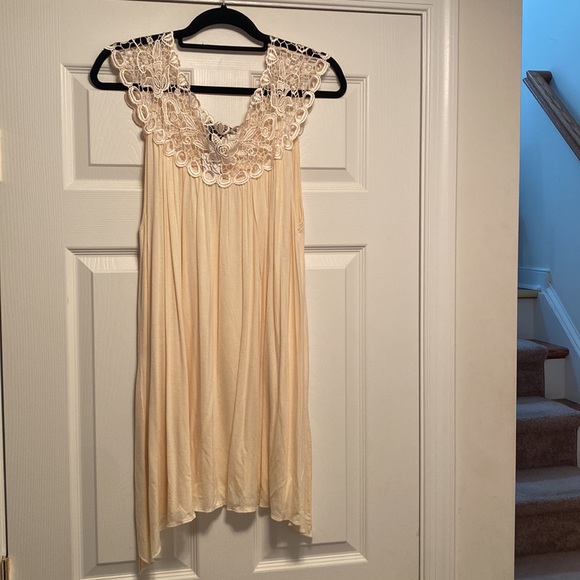 Brand New Simply Irresistible Cream with Lace Tank Top…size 2X - Picture 2 of 3